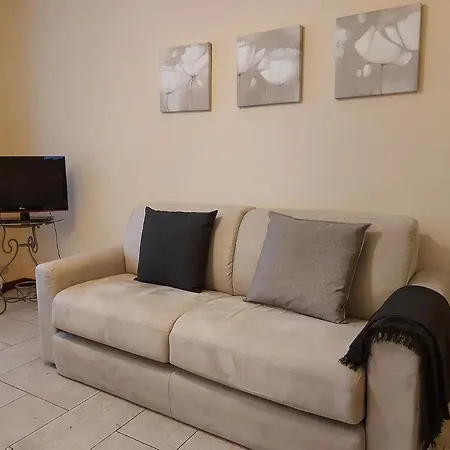 Trilocale In Centro Con Giardino 아파트